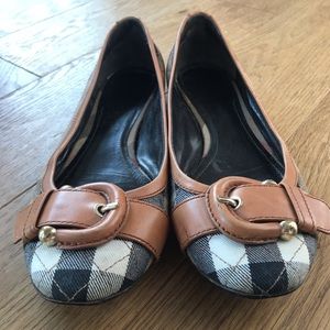 Cute and comfortable Burberry plaid buckle flats!